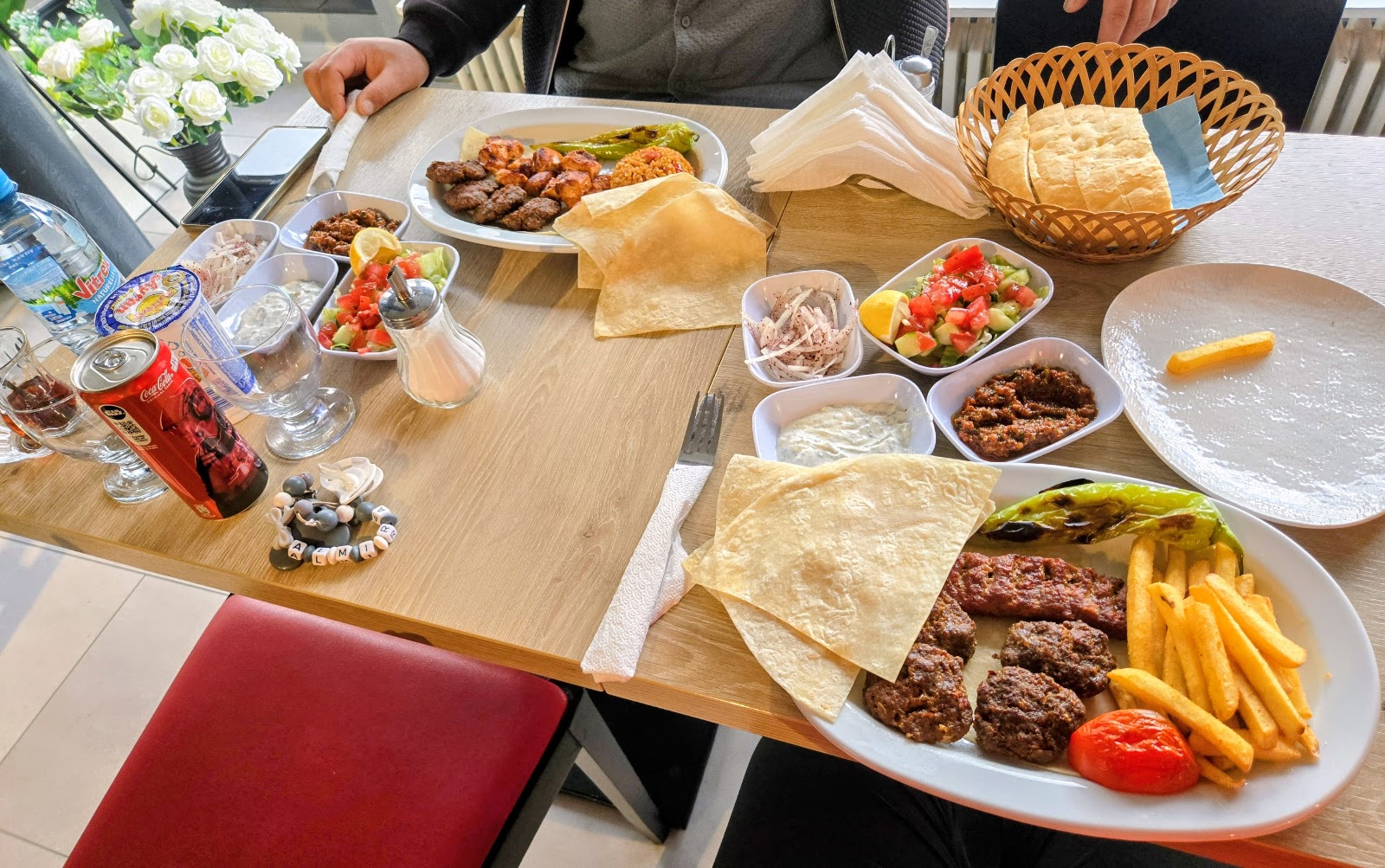 Gedeckter Tisch mit türkischen Grillspezialitäten im Kervansaray